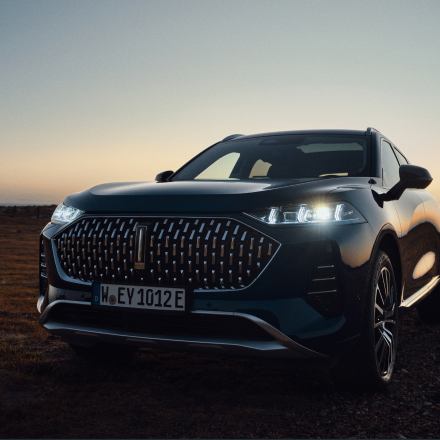 GWM WEY 05 mit leuchtenden LED-Scheinwerfern am Meer